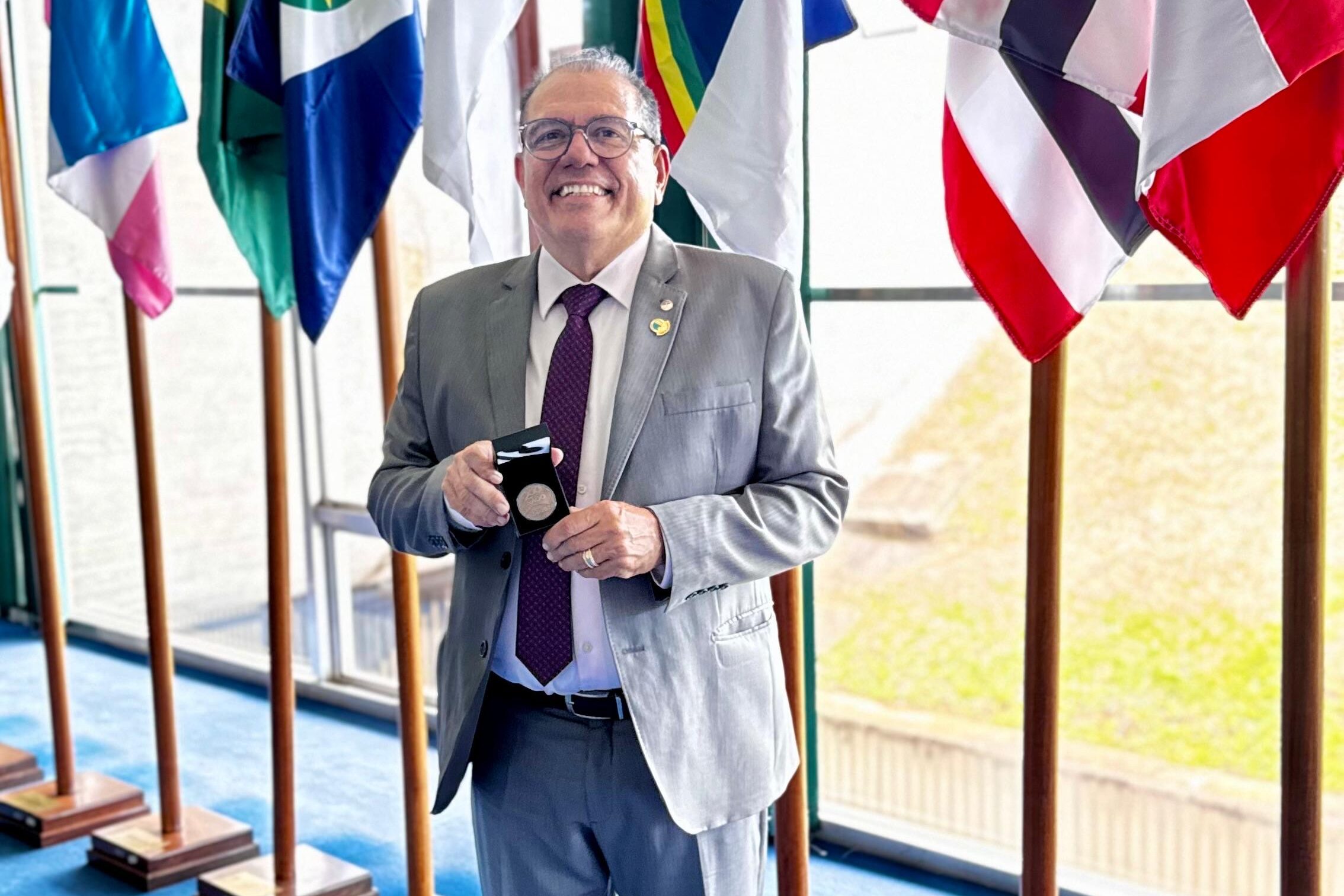 Aristeu Plácido recebe merecida homenagem do Senado Federal