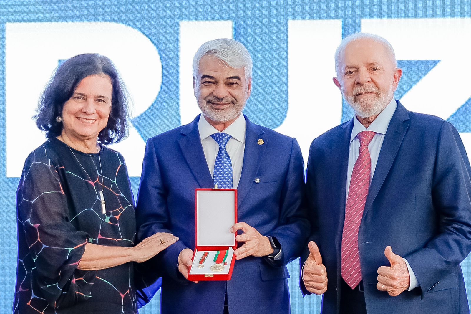 Ao lado de Humberto, ministra da Saúde anuncia novos investimentos para PE