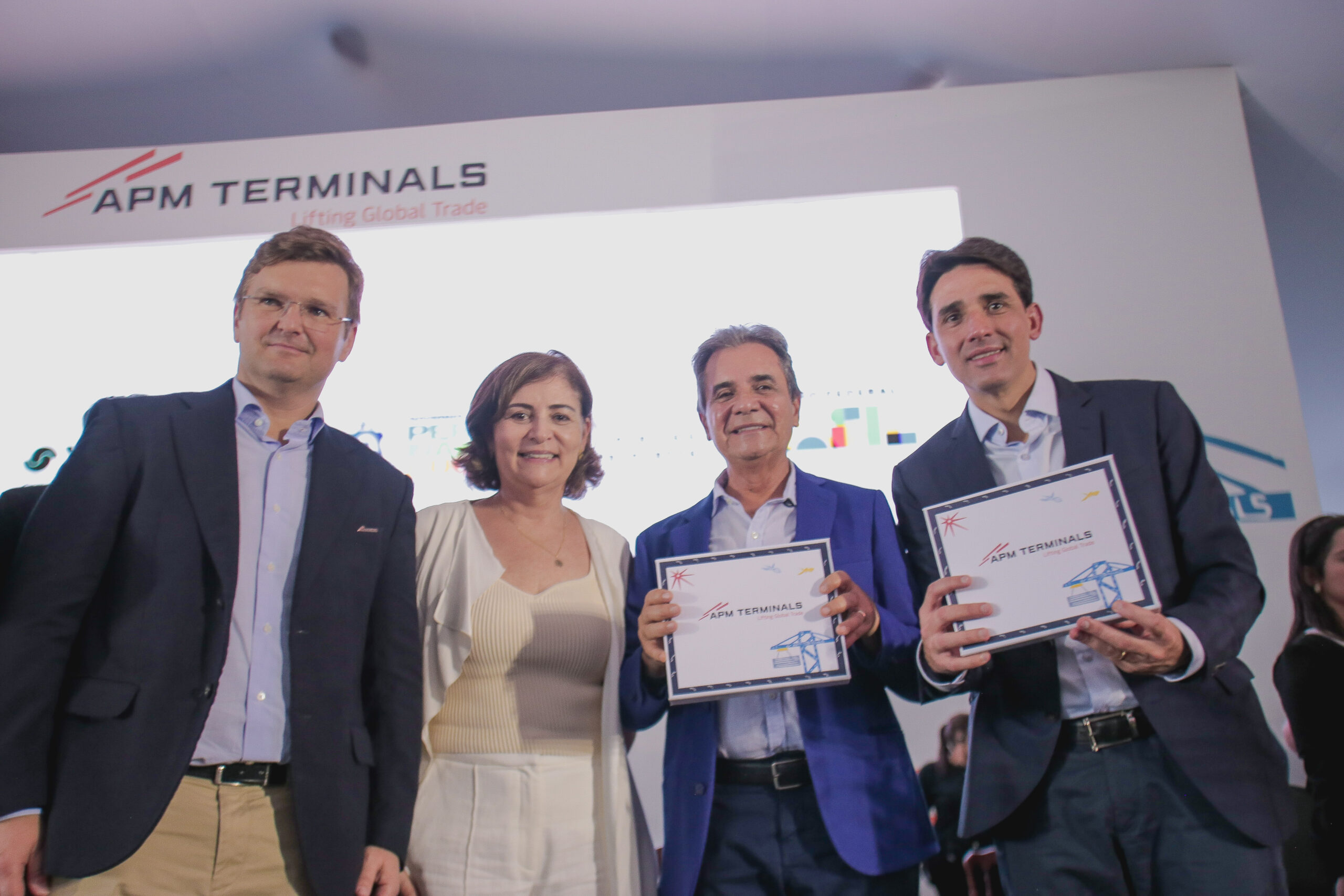 Carlos Santana comemora início das obras de novo terminal em Suape