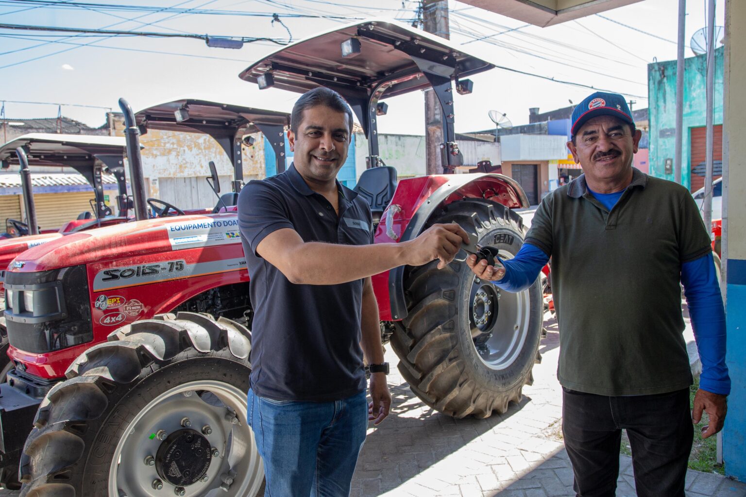 Fernando Rodolfo entrega mais três tratores para Lagoa do Ouro