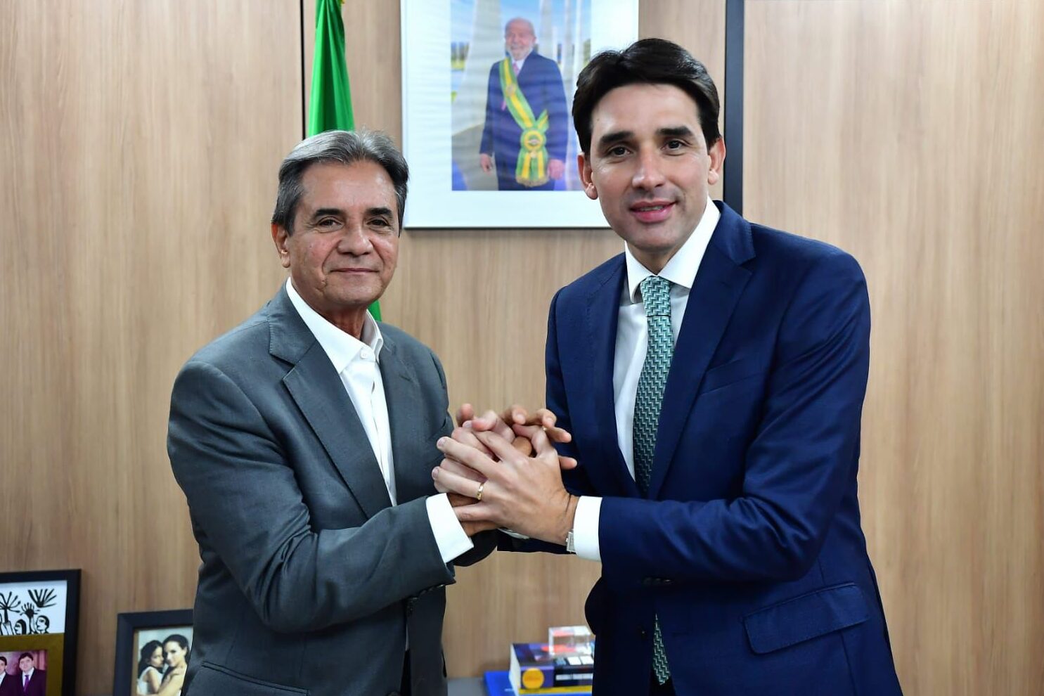 Ao lado de ministro, Carlos Santana anuncia investimentos para Ipojuca