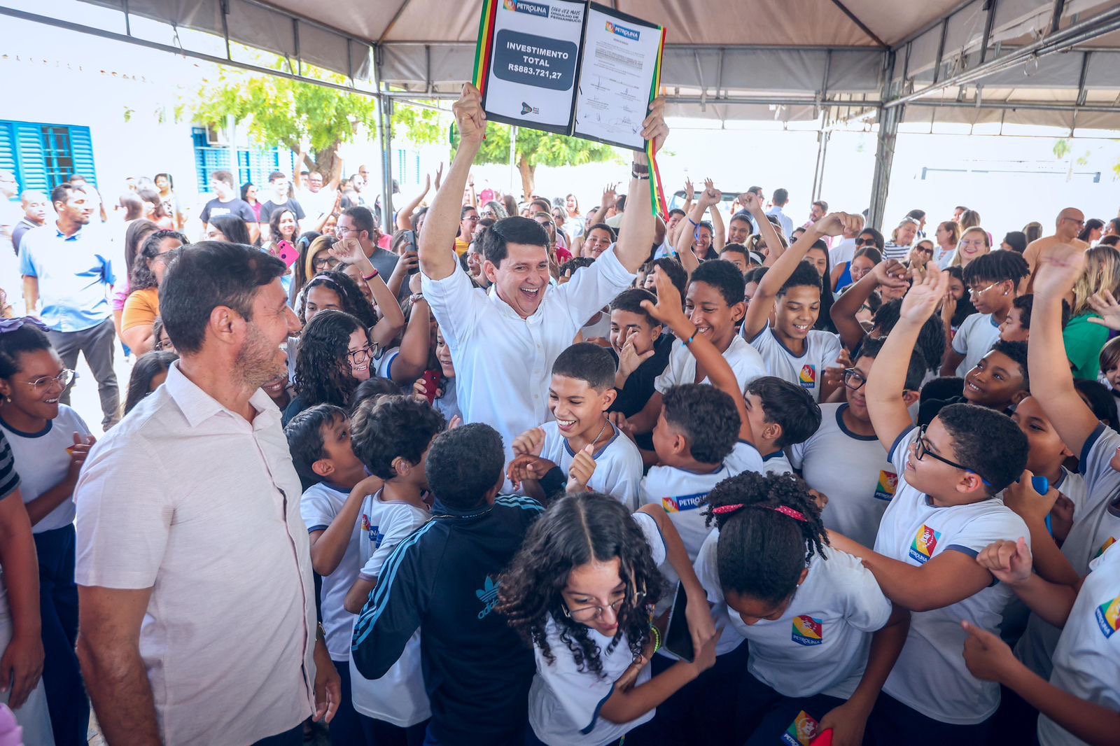 Simão autoriza construção de quadra coberta na Escola Eliete Araújo