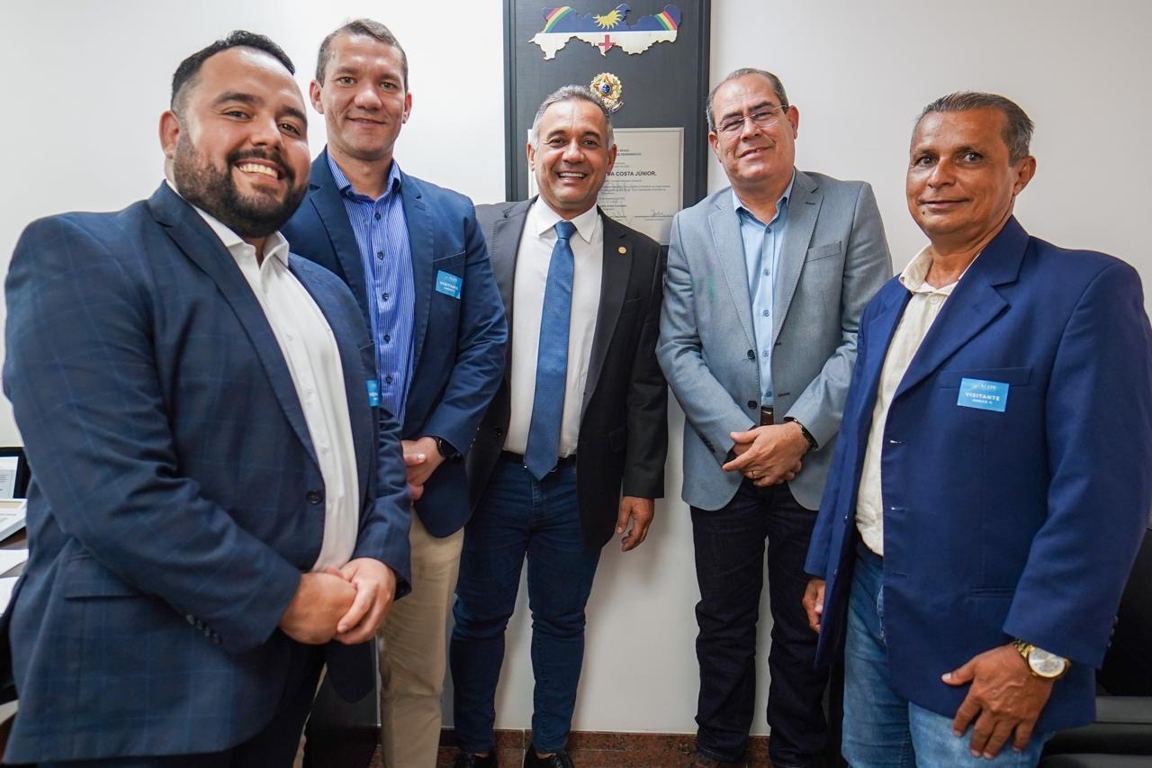 Nino de Enoque se reúne com Mano Medeiros e grupo de empresários para tratar sobre energia renovável