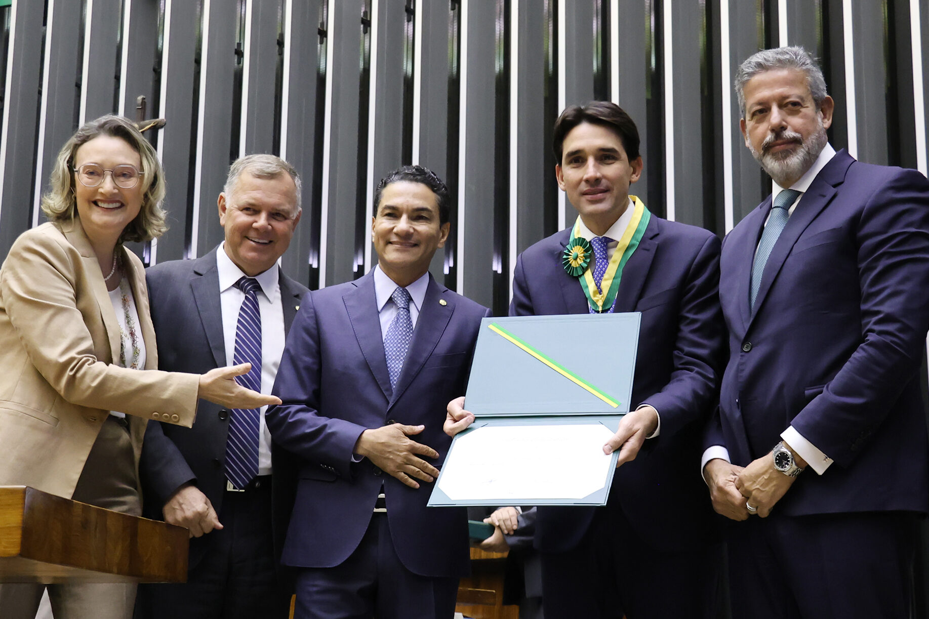 Silvio Costa Filho é homenageado com Medalha do Mérito Legislativo 2024