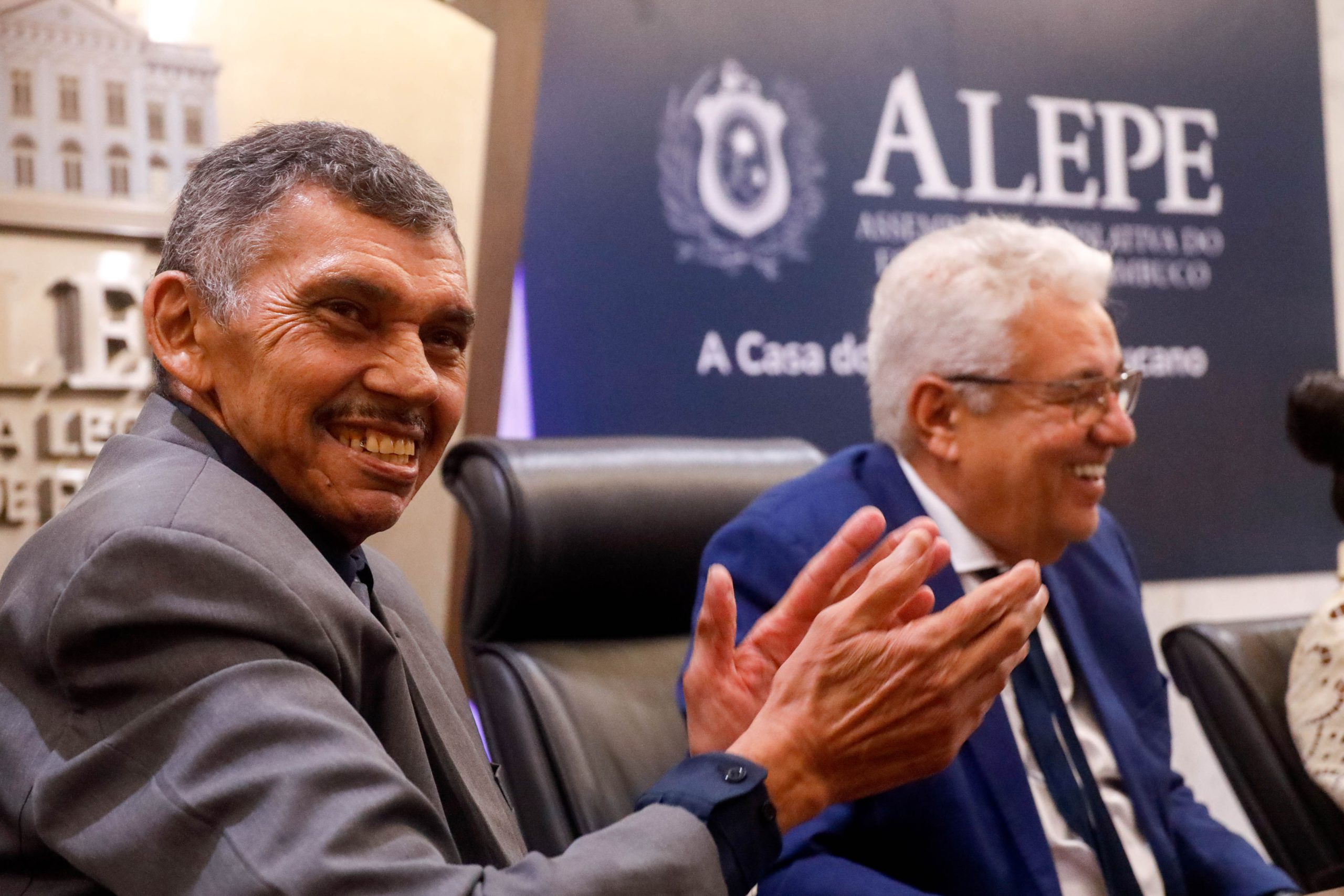 Alepe entrega título de cidadão pernambucano a um dos seus servidores mais antigos