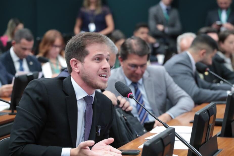 Pedro Campos vota a favor da restrição de uso de celulares nas escolas