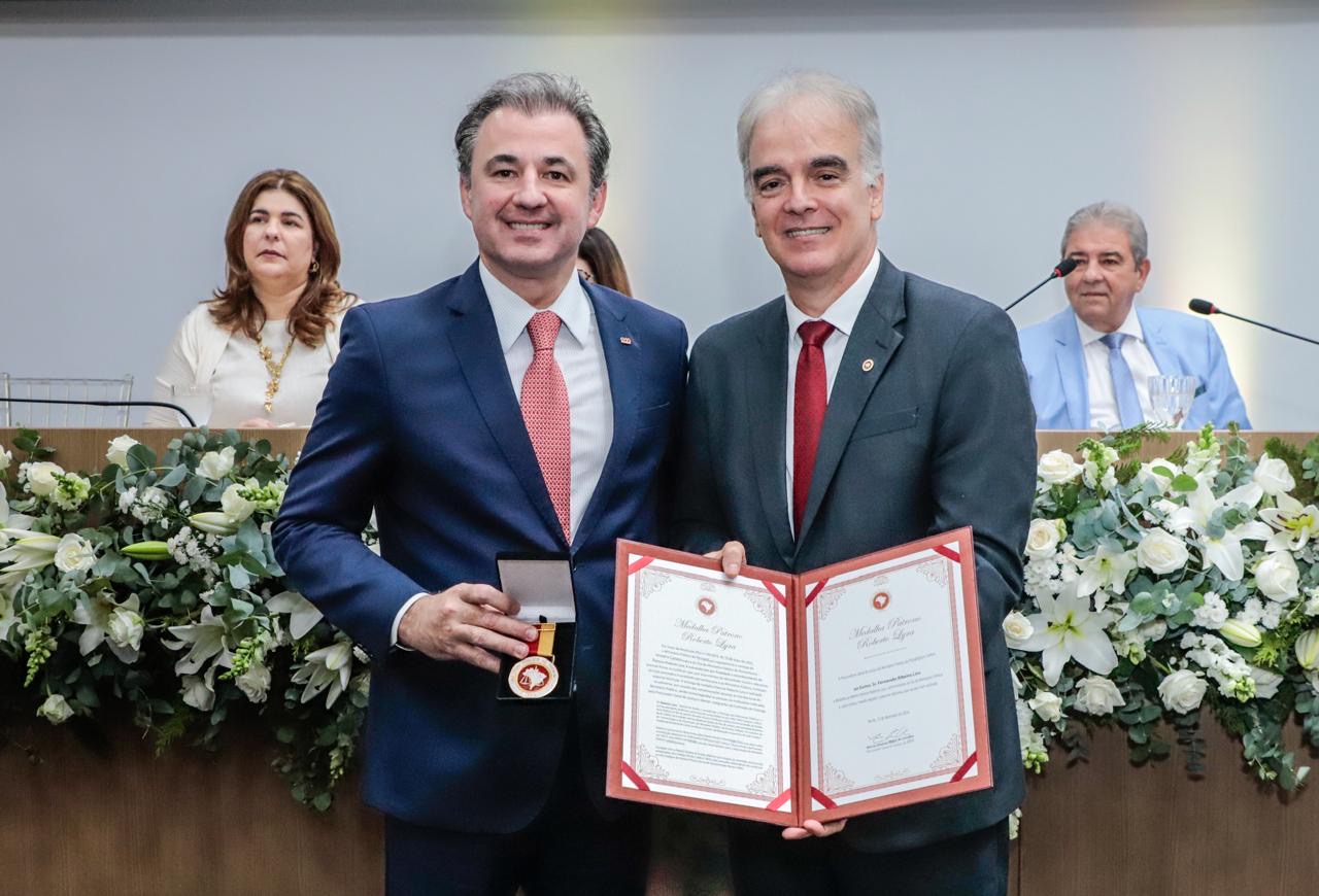 Fernando Ribeiro Lins é homenageado com medalha do MPPE