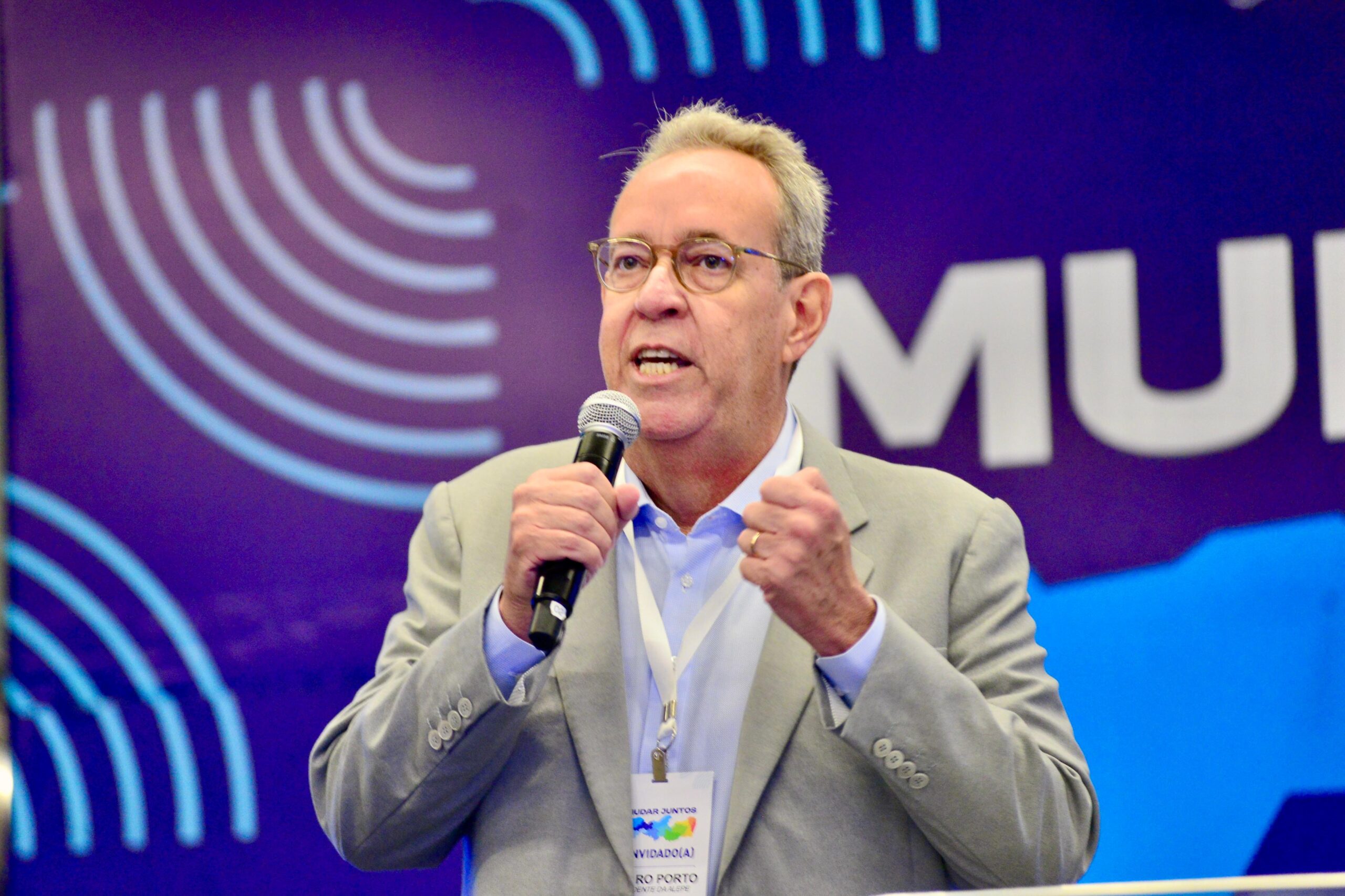 Presidente da Alepe prestigia encontro com prefeitos