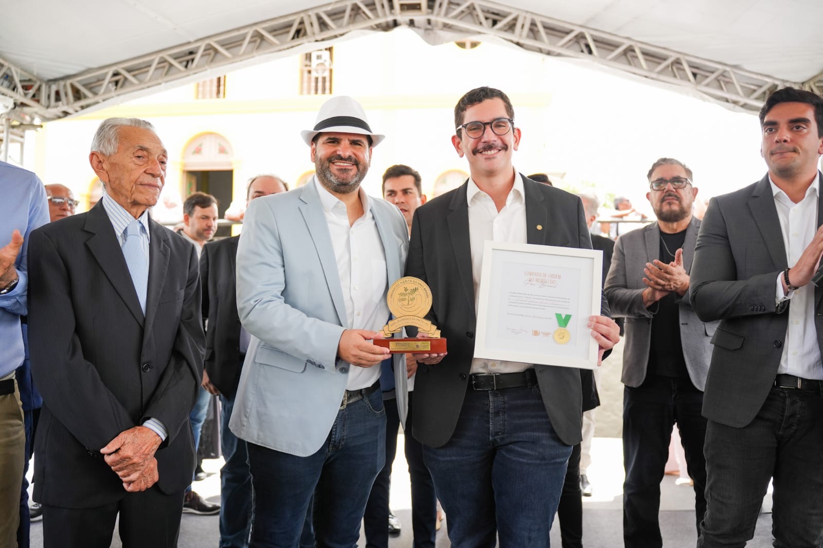 Em São Lourenço da Mata, Eriberto Filho recebe Comenda Pau-Brasil