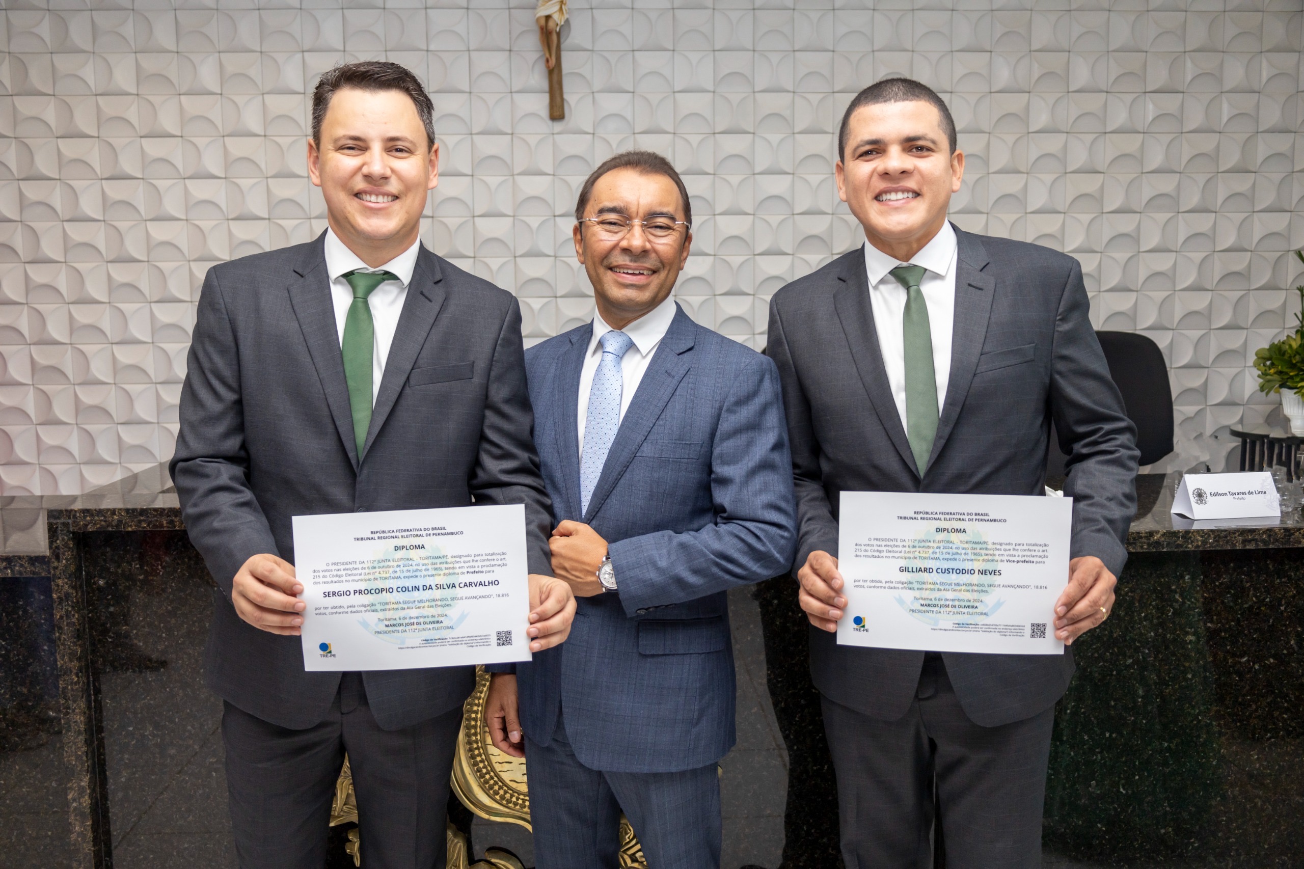 Sérgio Colin e Gil Custódio são diplomados em Toritama