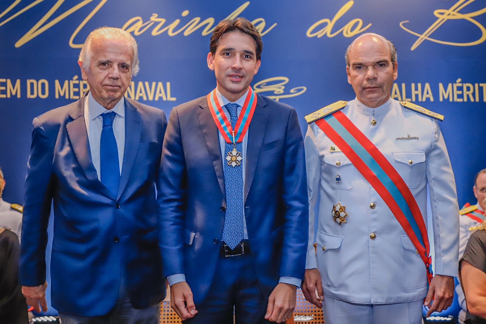Silvio Costa Filho é agraciado com maior medalha da Marinha brasileira 