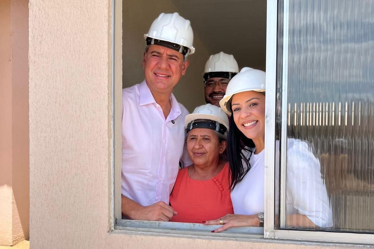 Fernando Monteiro acompanha obras de residencial em Serra Talhada