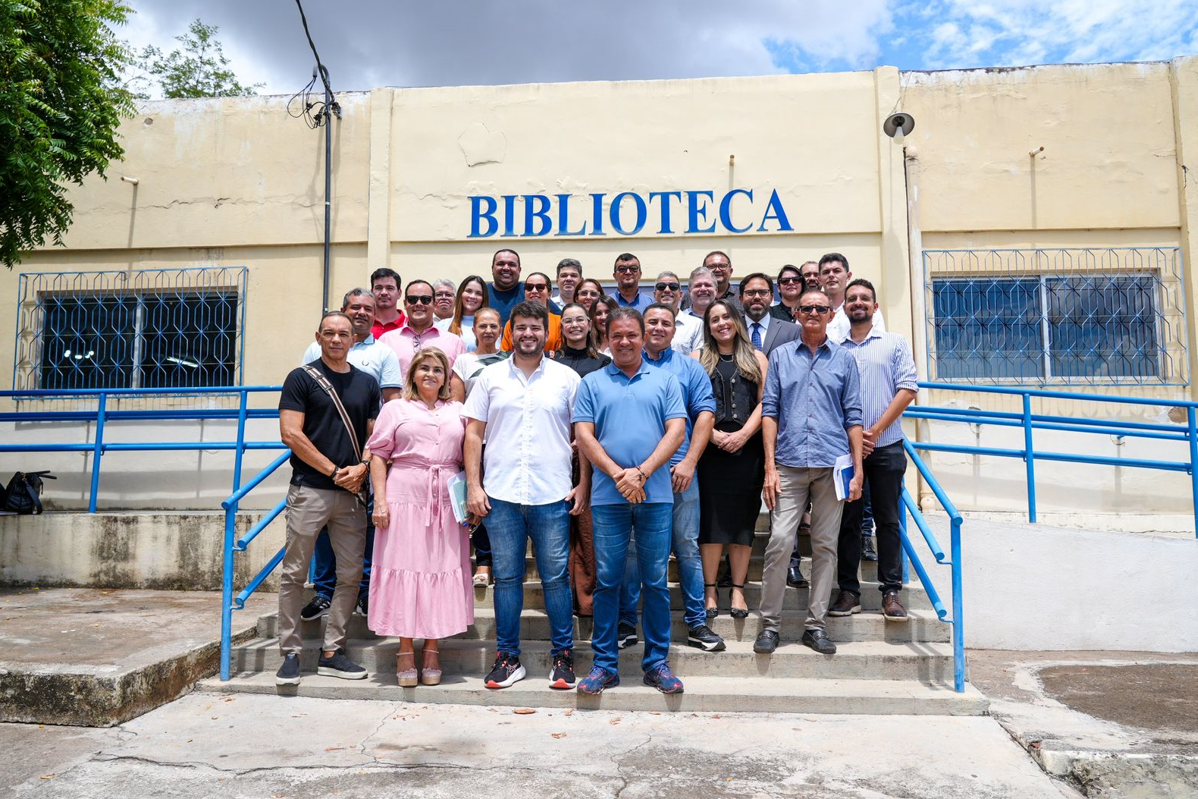 Em Araripina, Evilásio reúne secretariado e planeja ações para o município