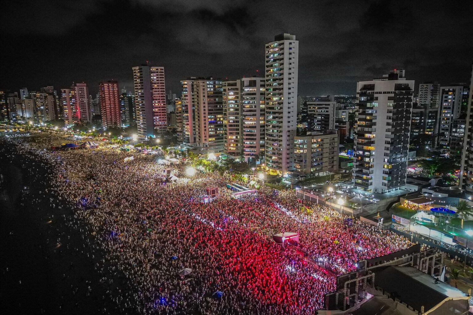 Réveillon de Jaboatão reúne 600 mil pessoas em festa marcada por shows e alegria