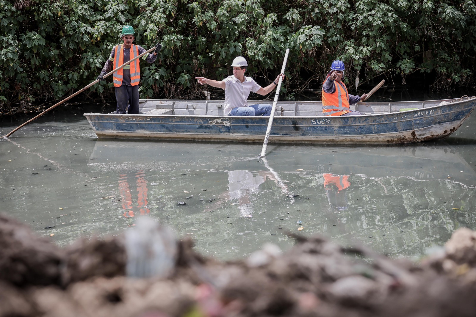 3 toneladas de lixo são retiradas do leito do Rio Tejipió