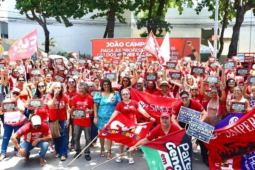 CUT e Movimentos Sociais promovem ato no Recife em defesa da democracia