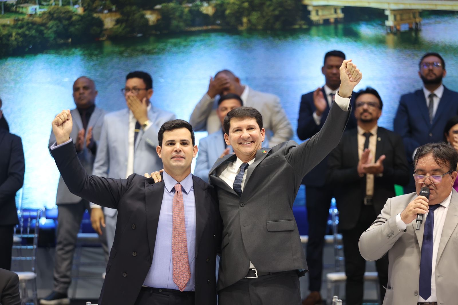 Simão é empossado prefeito em cerimônia na periferia de Petrolina