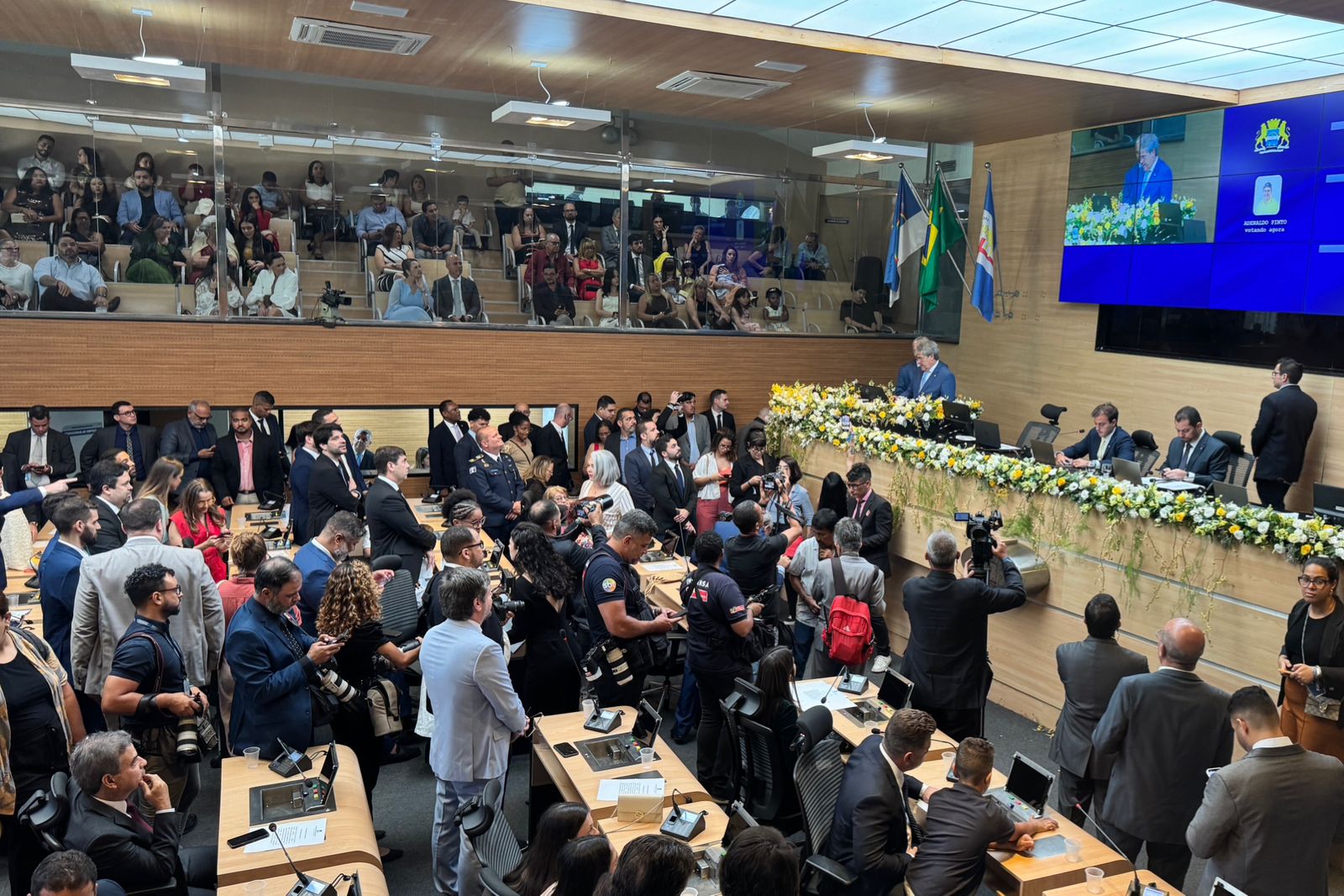 Câmara do Recife empossa 37 vereadores; dois deles serão substituídos