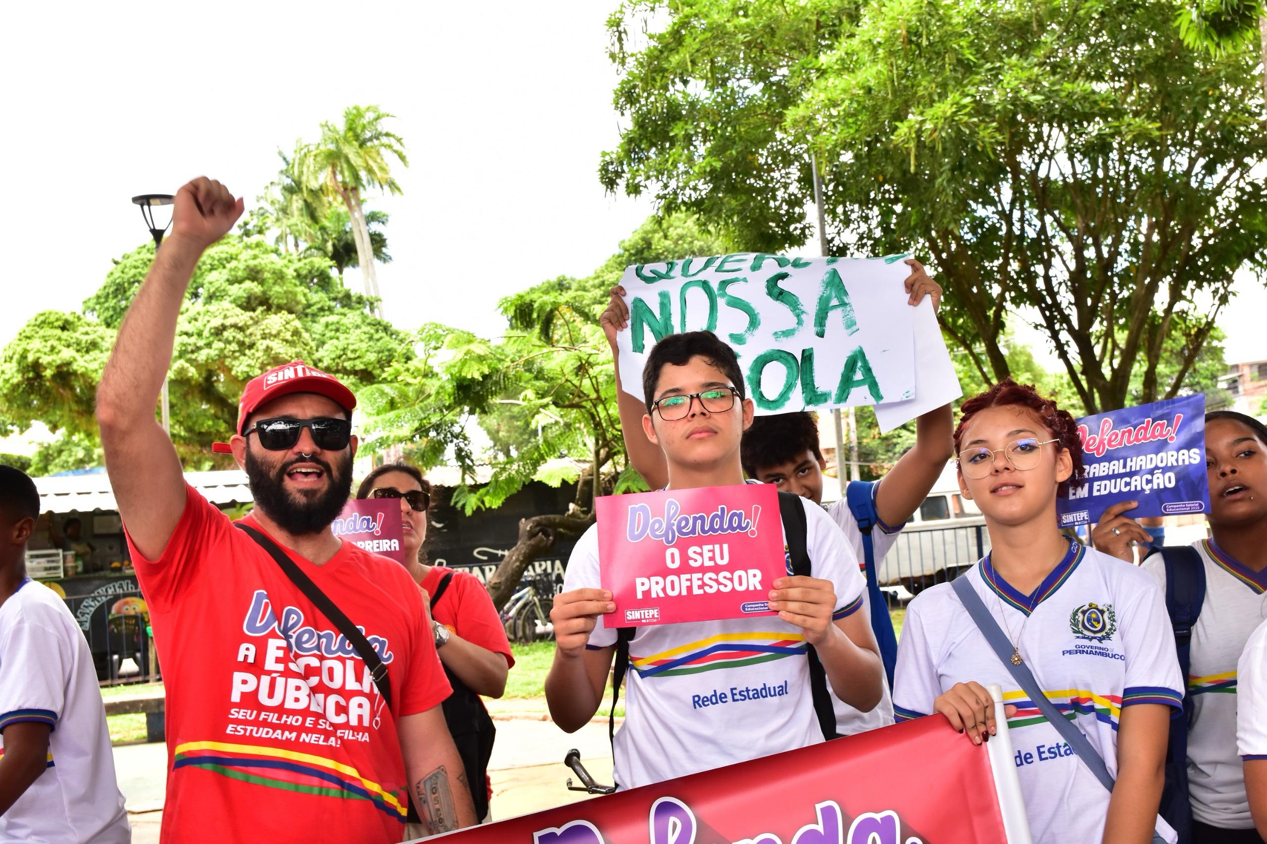 Sintepe realiza mobilização em escolas da rede estadual de ensino
