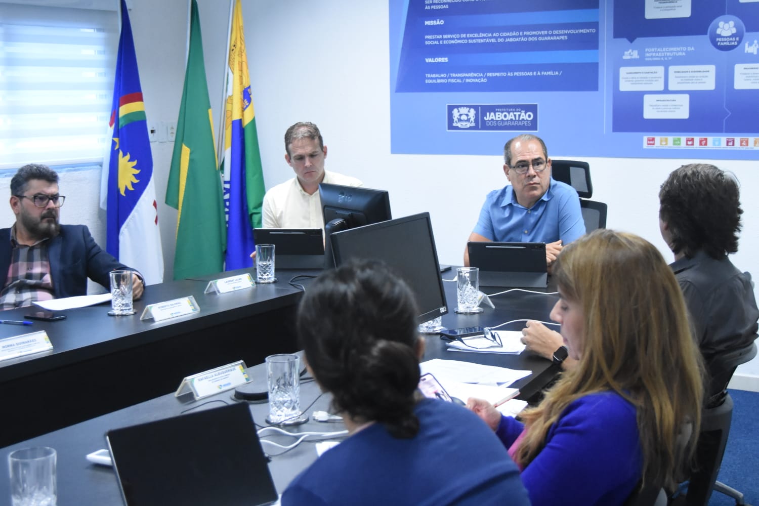 Prefeito Mano Medeiros reúne secretariado para monitorar ações 