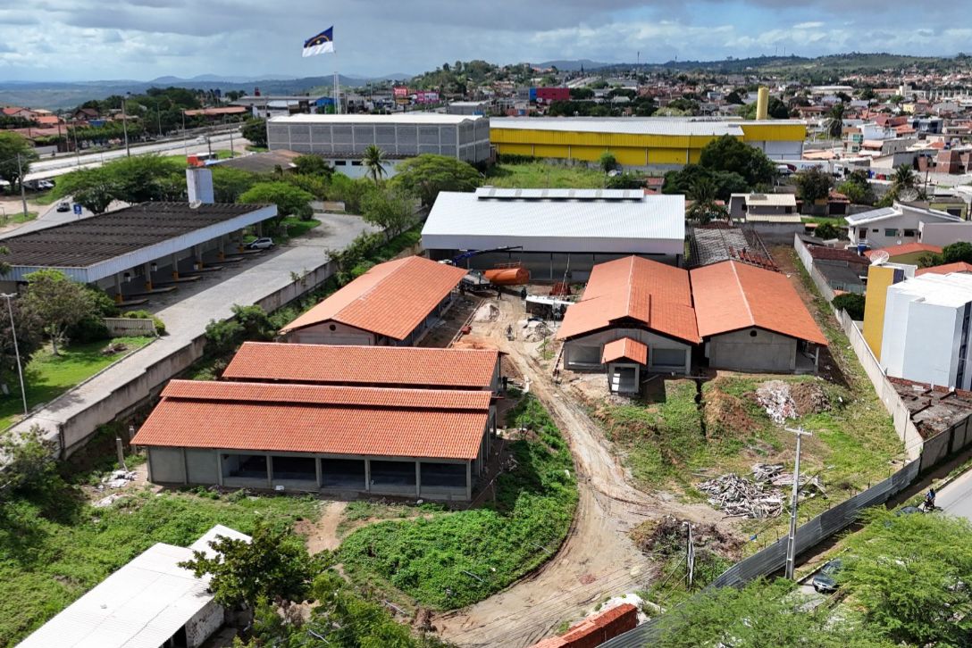 Obras da Escola Municipal Elma Camilo avançam em Gravatá 
