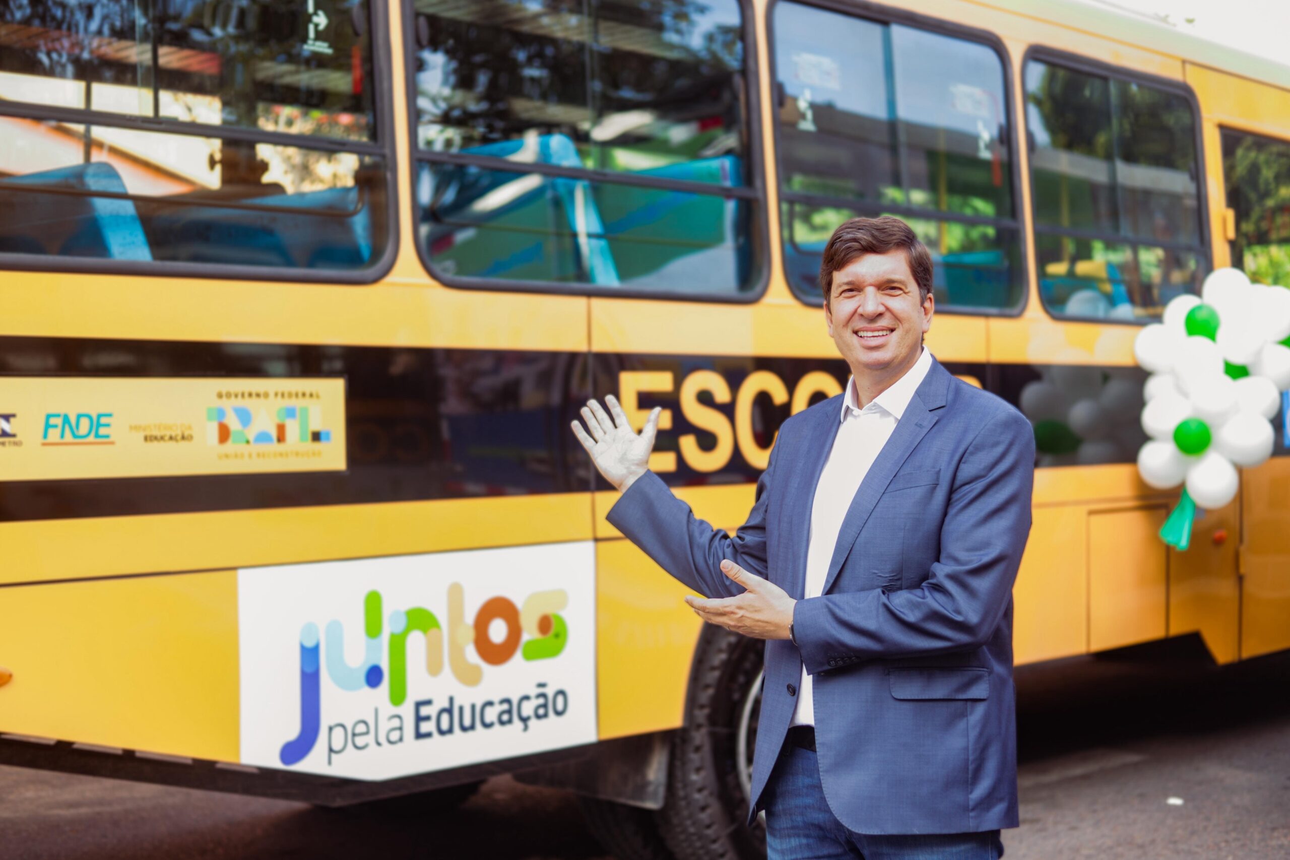Joãozinho participa da entrega de dois ônibus escolares para Bezerros