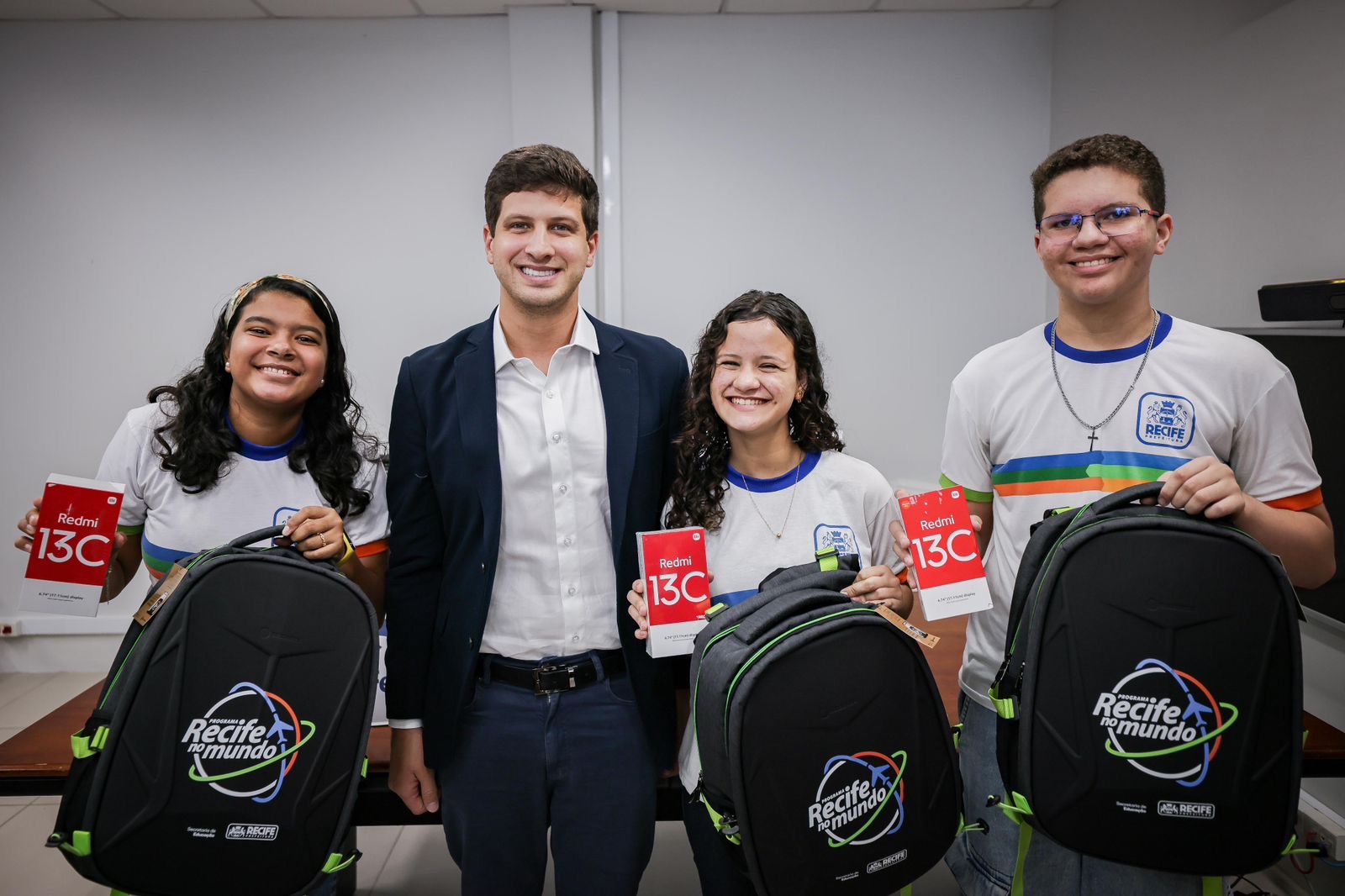 Alunos do programa ‘Recife no Mundo’ vão receber smartphones e mochilas