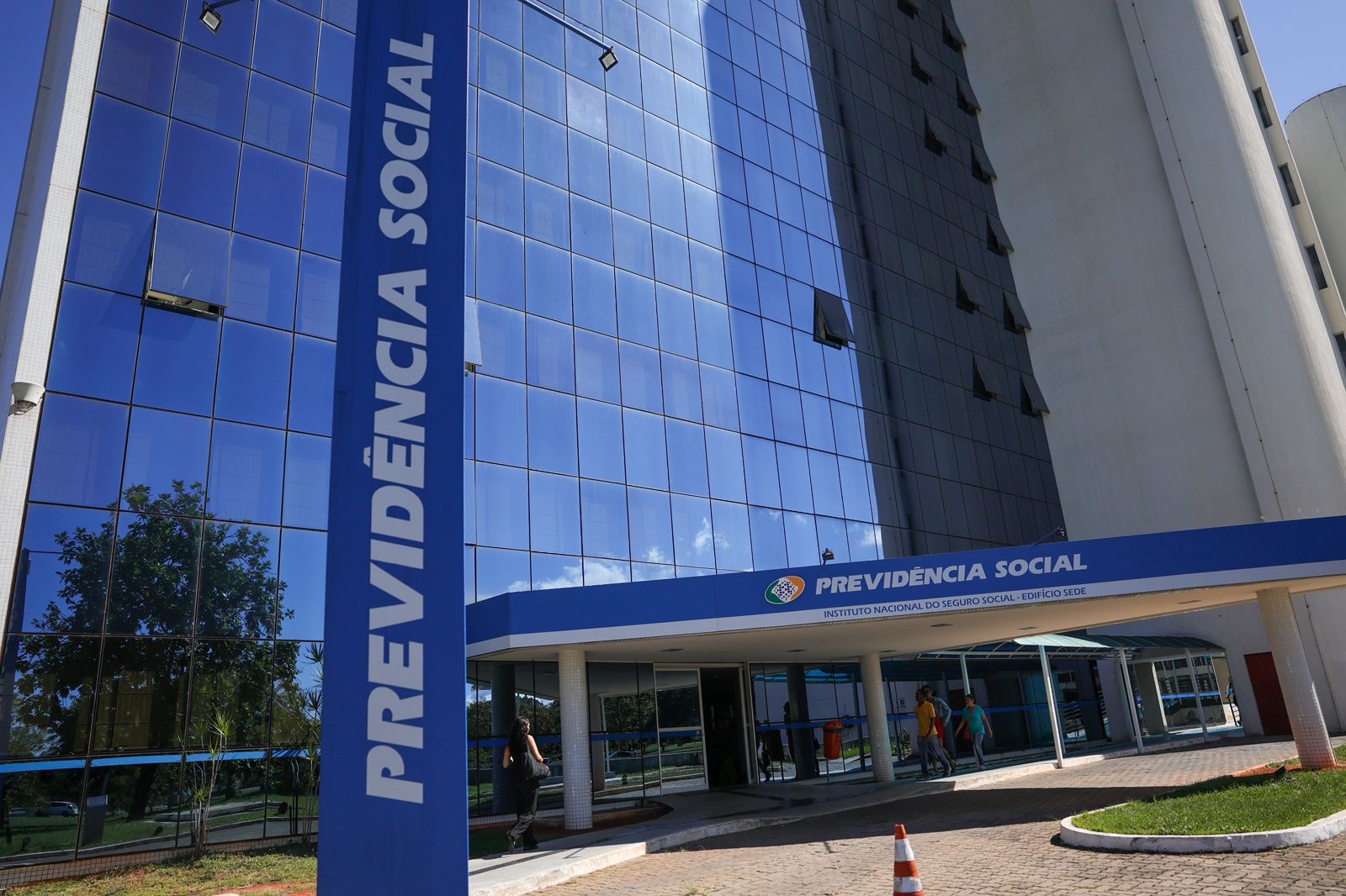 INSS começa a devolver valores descontados indevidamente de aposentados