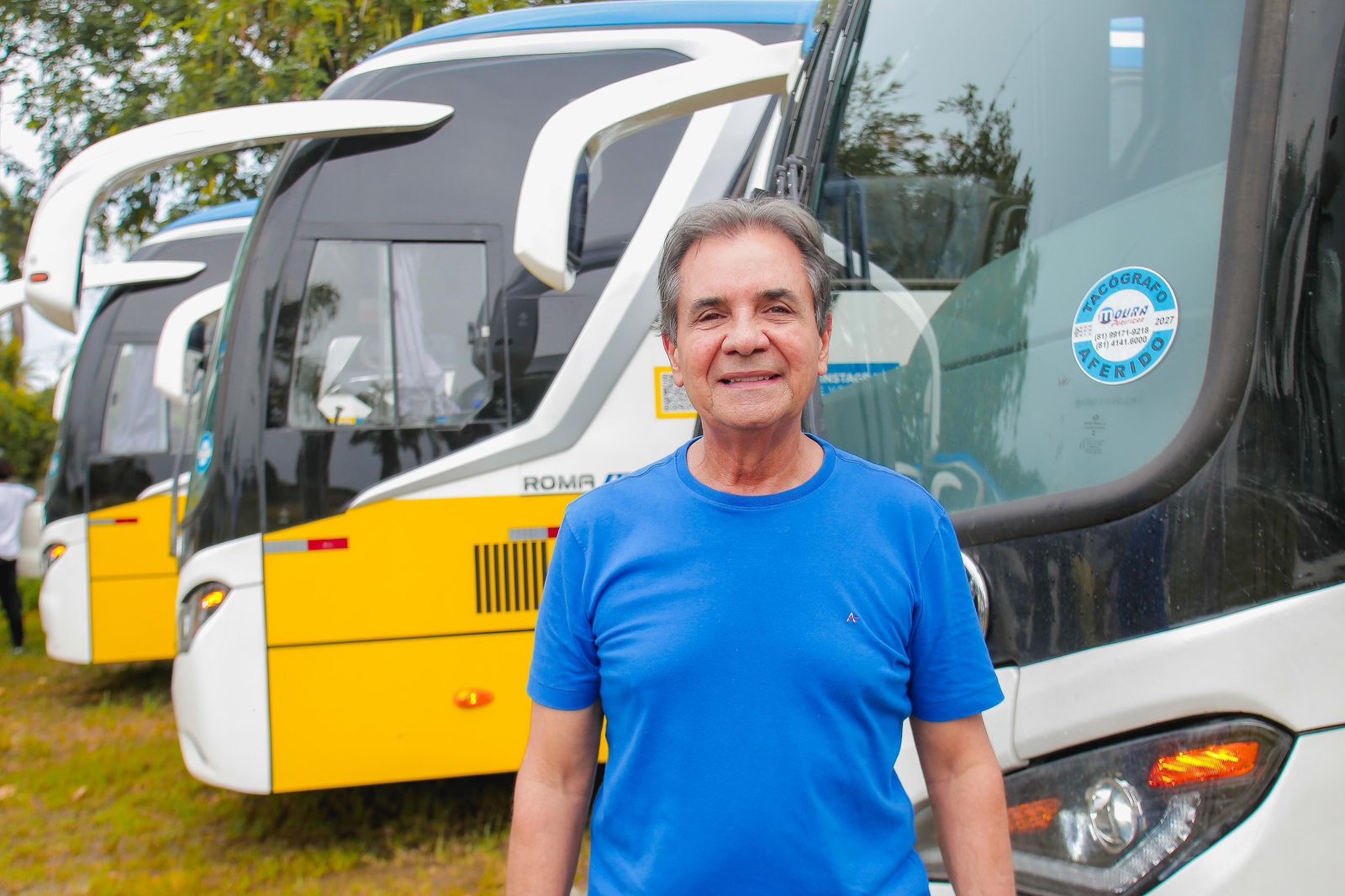 Carlos Santana renova frota do transporte universitário de Ipojuca