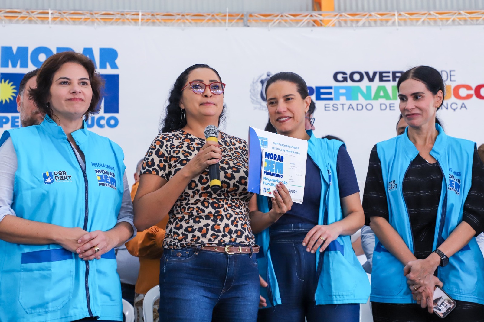 Raquel entrega títulos de regularização e casas reformadas no Recife