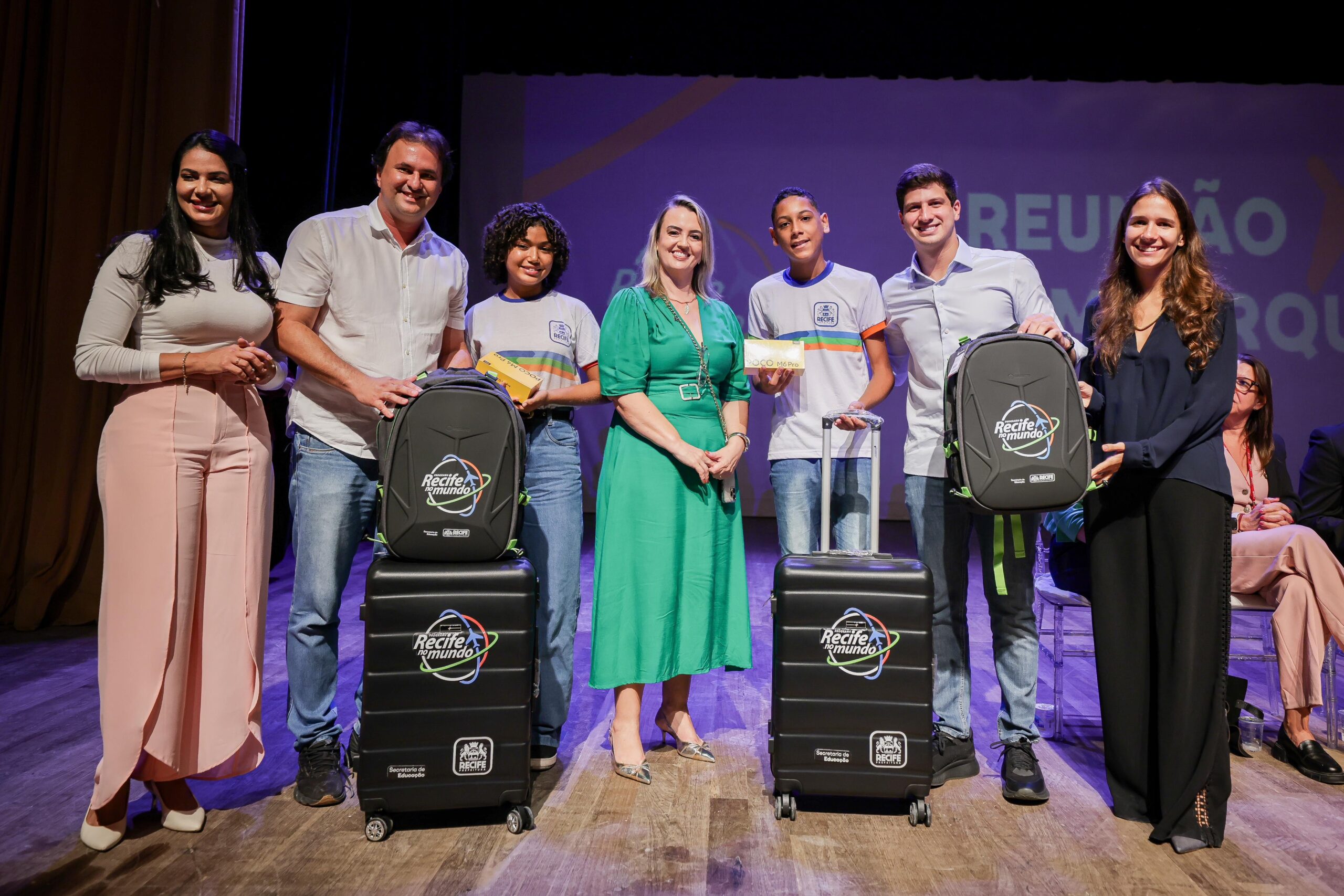 João Campos se reúne com estudantes do ‘Recife no Mundo’