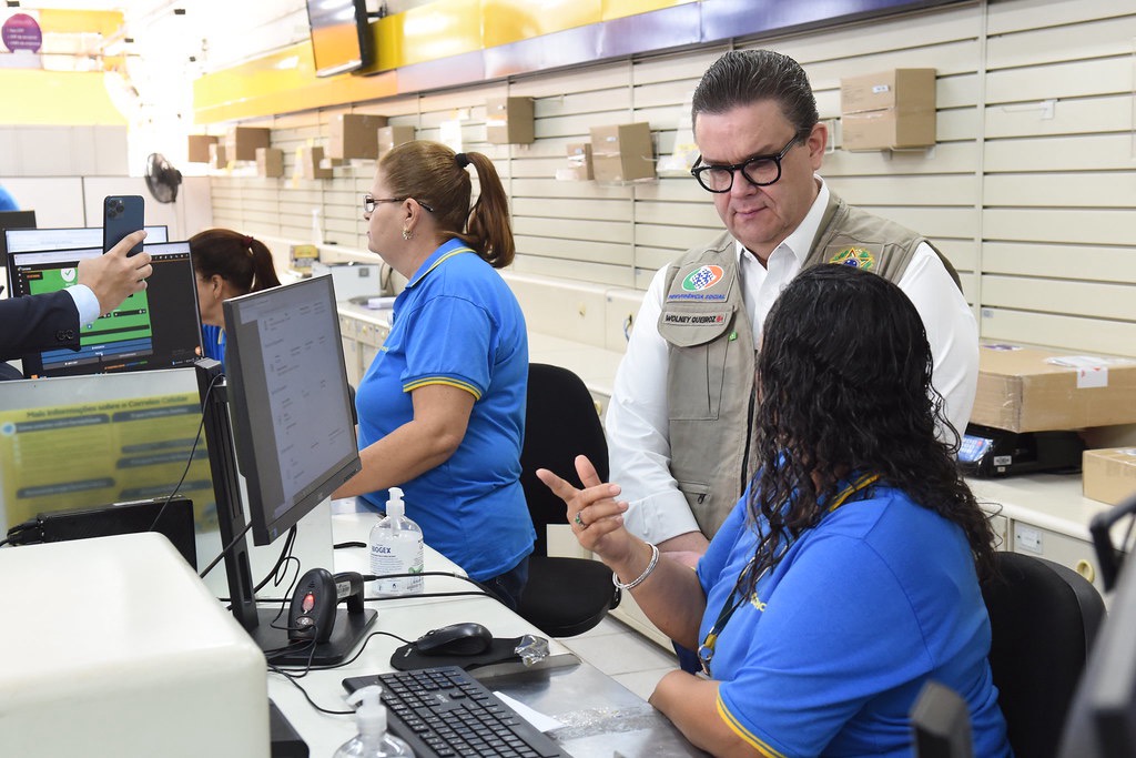 Ministro acompanha atendimento aos aposentados no 1º dia de ressarcimento