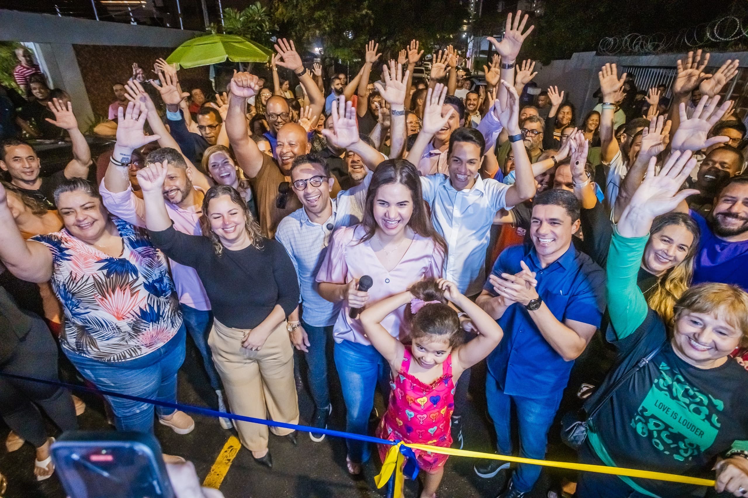 Mirella entrega pavimentação de rua em Casa Caiada