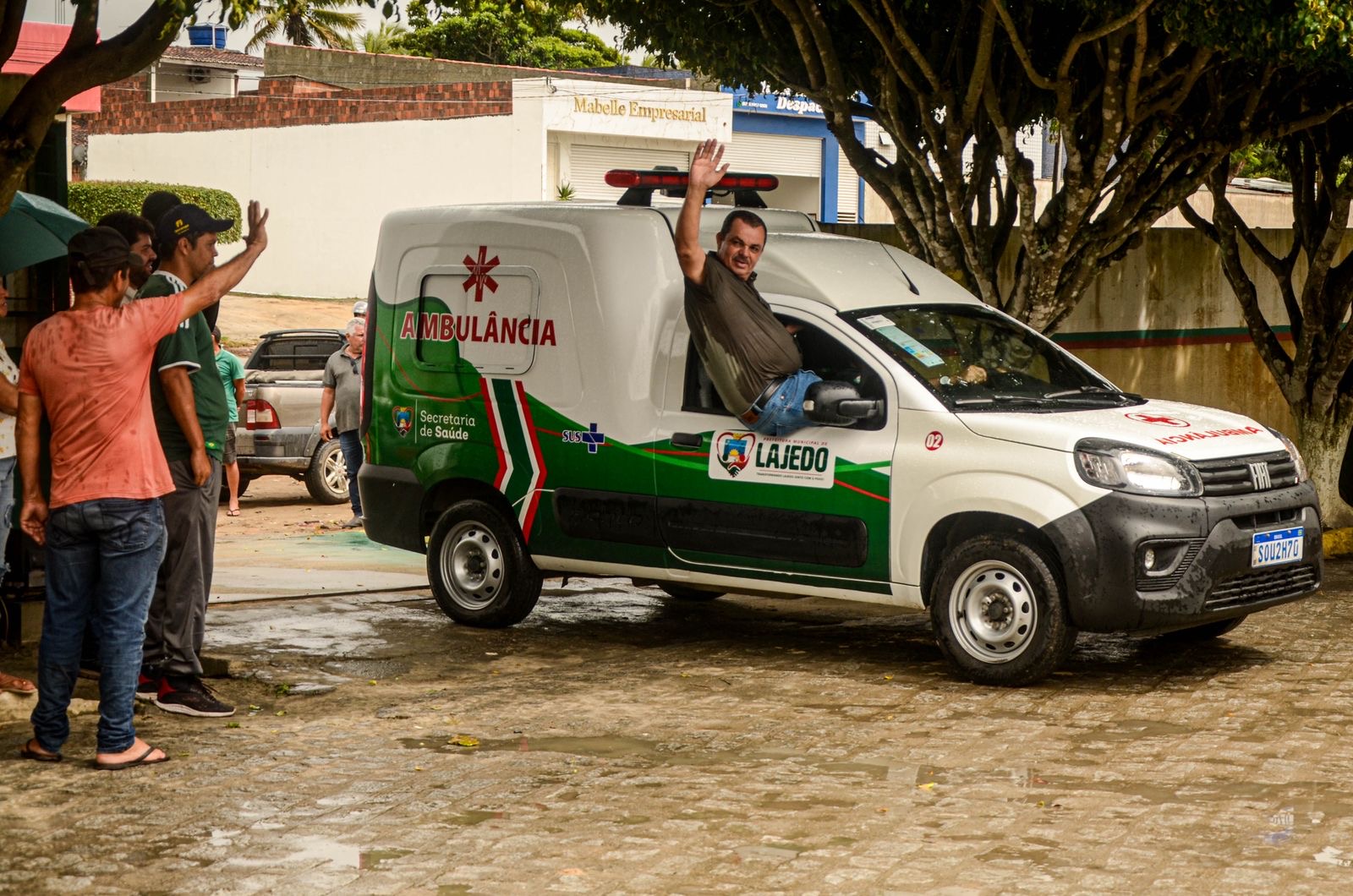 Erivaldo fortalece saúde de Lajedo com a entrega de nova ambulância 