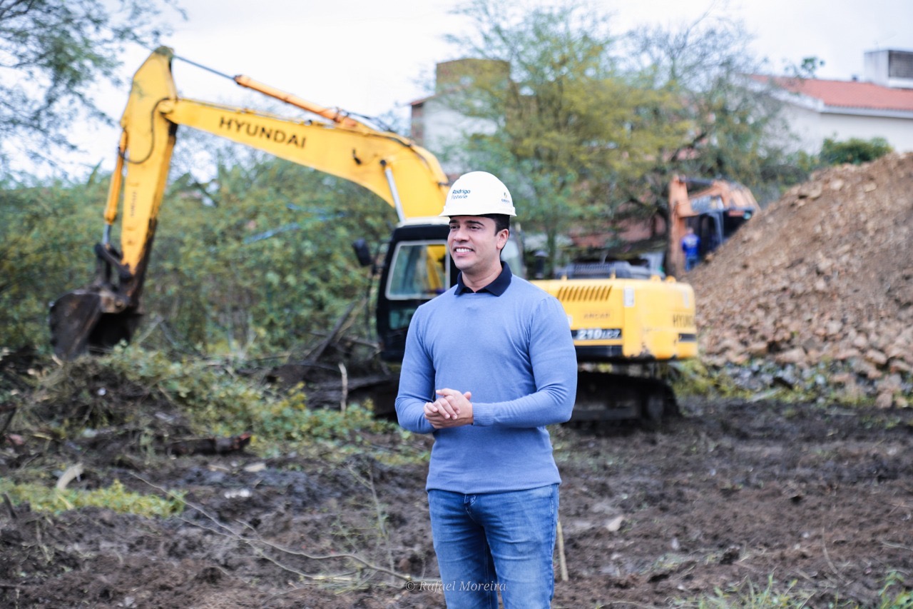 Rodrigo Pinheiro acompanha início de obras de ponte no Alto do Moura