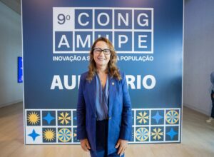 Débora destaca diálogo com os municípios no 9º Congresso da Amupe