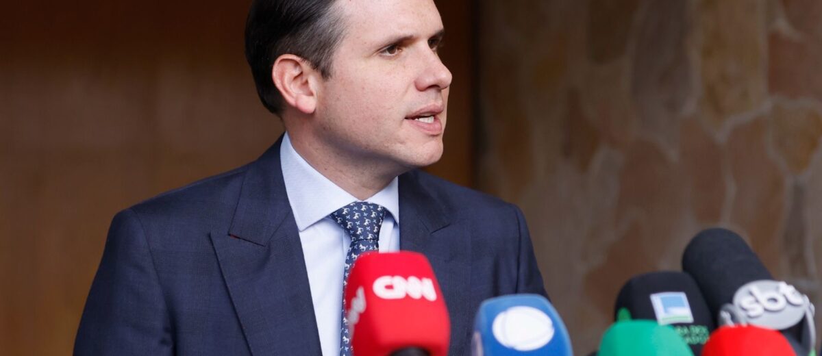 Hugo Motta sinaliza que fim da escala 6×1 deve avançar via PEC, sem regime de urgência