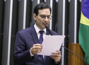 Hugo Motta anuncia Leo Prates como relator da PEC que discute o fim da escala 6×1