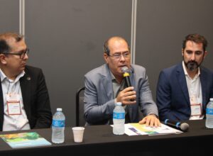 Mano Medeiros media painel sobre desastres naturais e recebe prêmio na Amupe
