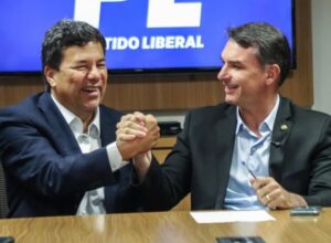Mendonça ingressa no PL sob as bençãos de Flávio Bolsonaro