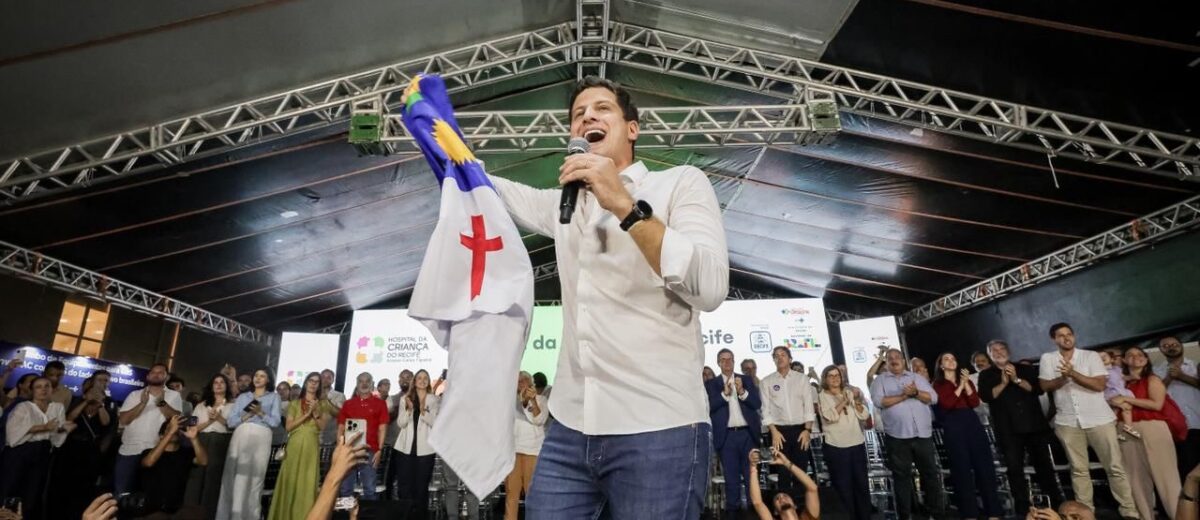 “Essa bandeira não pertence a nenhum político”, dispara João Campos em sua despedida