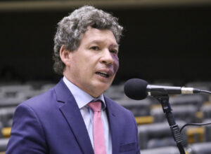 Vice-líder do governo Lula propõe mandato de dez anos para ministros do STF