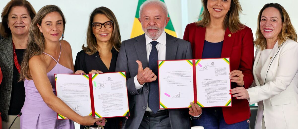Lula sanciona leis de combate à violência contra a mulher