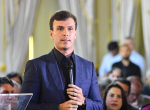 Miguel prestigia cerimônia que oficializa concessão parcial da Compesa