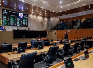 Justiça concede liminar a Débora e suspende tramitação de LOA na Alepe