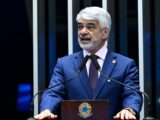 Humberto Costa passa por procedimento cardiovascular