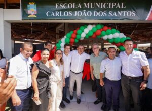 Álvaro Porto participa de inauguração de escola nos 77 anos de Lajedo