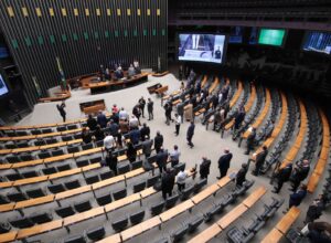Após críticas, líderes recuam de emenda que adia para 10 anos fim da jornada 6×1