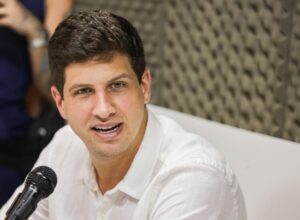 Durante agenda no interior, João Campos defende o fim da escala de trabalho 6×1