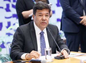 Mendonça propõe medidas para fortalecer Polo de Confecções do Agreste